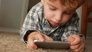 كيف يمكنني مراقبة iPhone ابني دون علمه؟