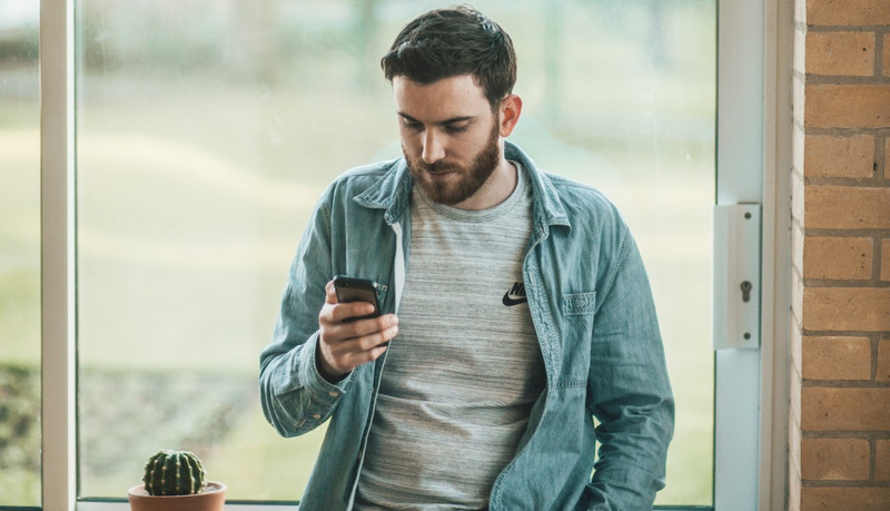 Como posso ver as mensagens de texto dos meus maridos sem ter o telefone dele