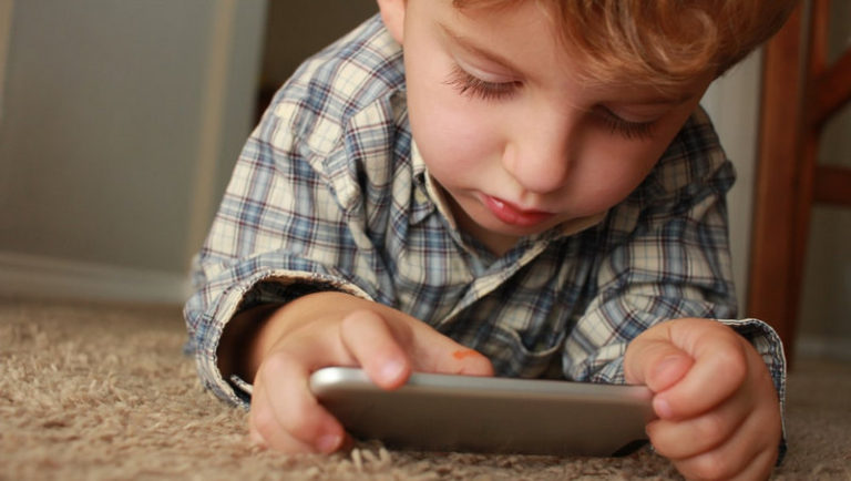 Como monitorar o iPhone do meu filho sem que ele saiba?
