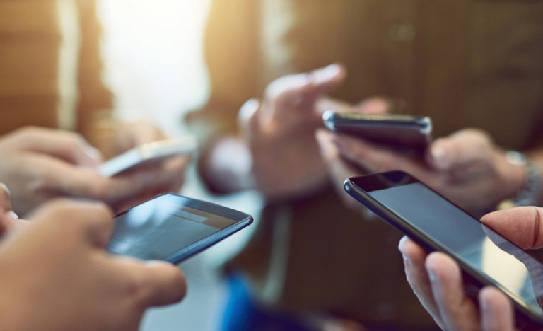 Jak se nabourat do cizího telefonu jen pomocí čísla?