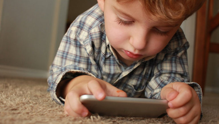 Jak sledovat iPhone mého syna, aniž by to věděl?