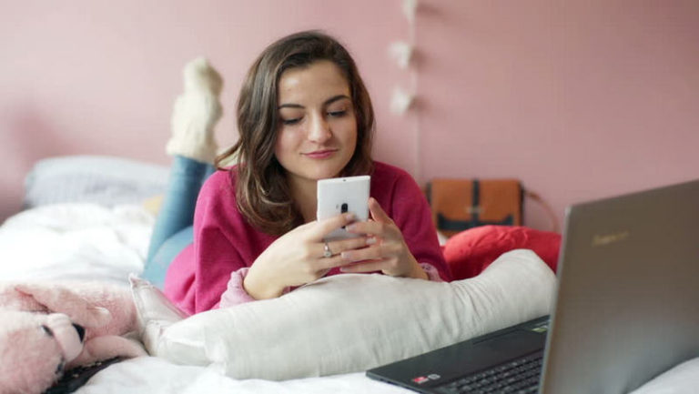 Jak zjistit, komu vaše přítelkyně posílá textové zprávy