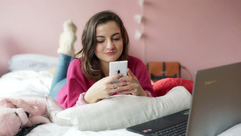Jak zjistit, komu vaše přítelkyně posílá textové zprávy