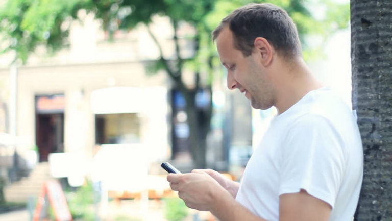 ¿Cómo puedo leer los mensajes de texto de mi novio sin tocar su teléfono?