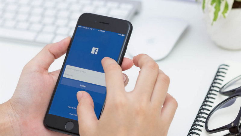 Attacca l'account Facebook e i messaggi senza password