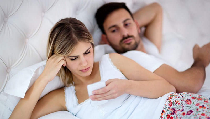 como espionar o telefone da minha namorada - Minha esposa está me traindo?